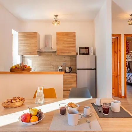 Apartment La *